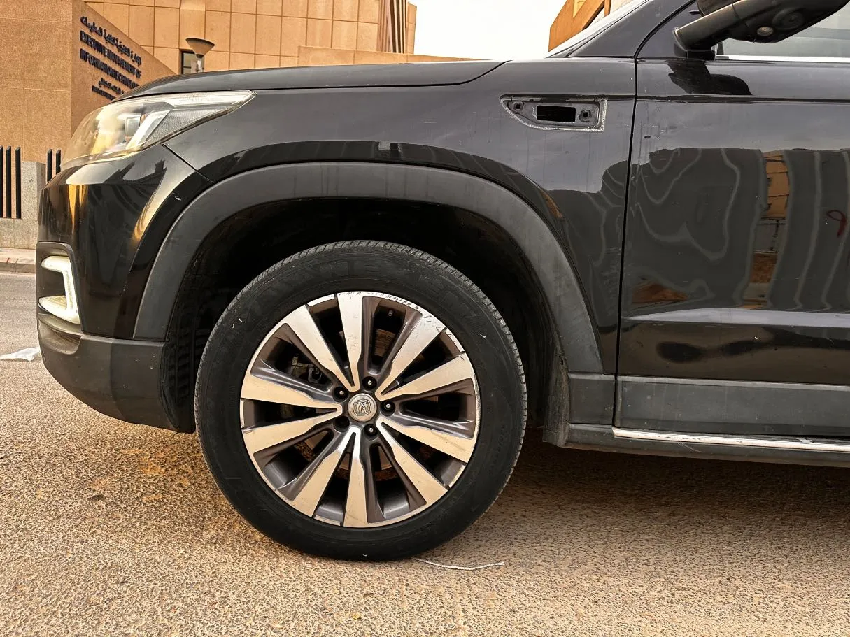 Car image 9