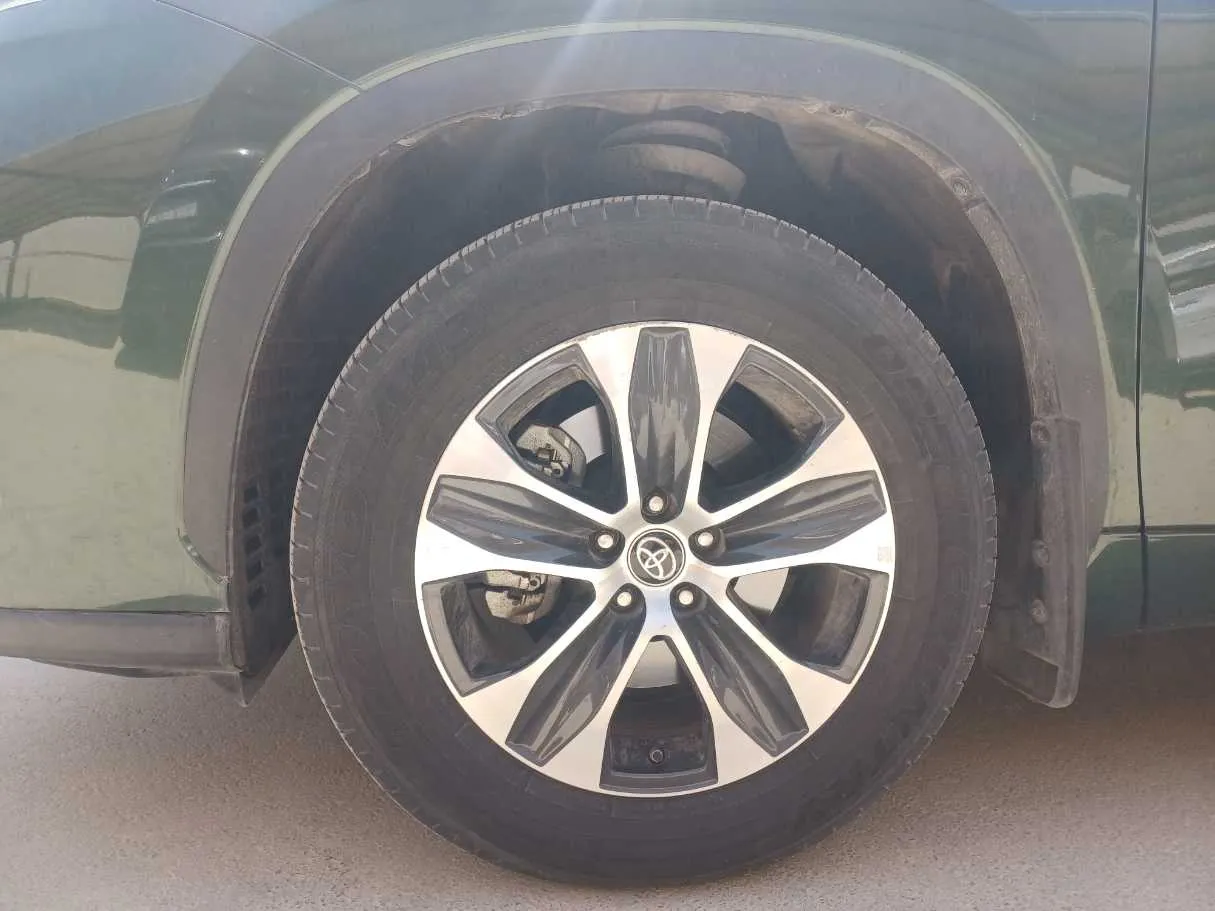 Car image 9