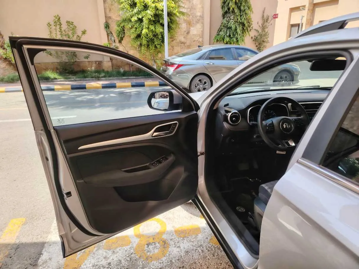 Car image 12