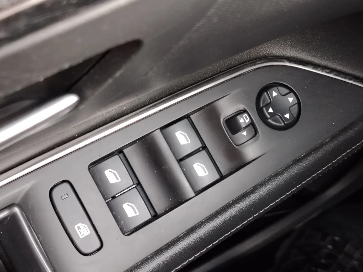 Car image 30