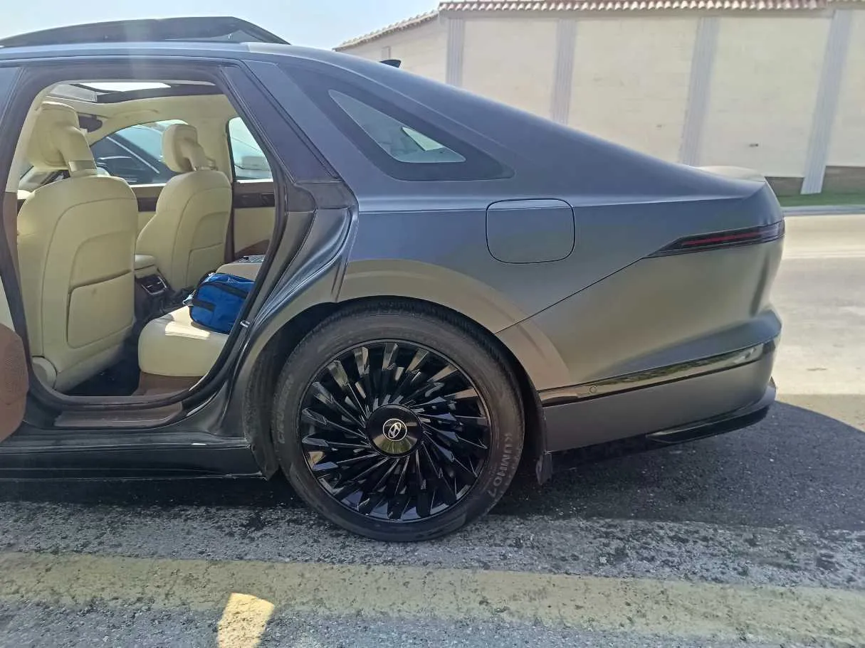 Car image 17