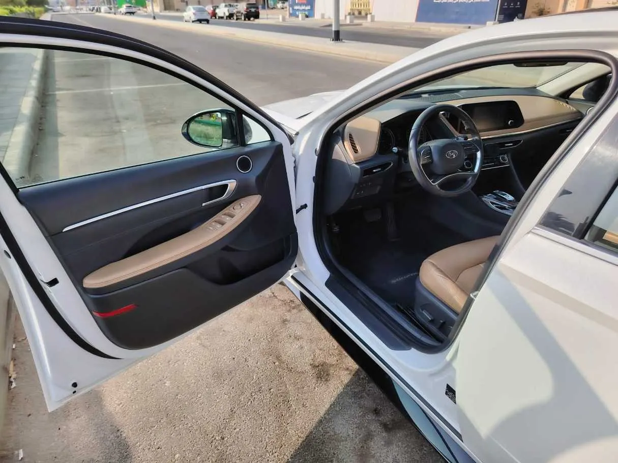 Car image 12