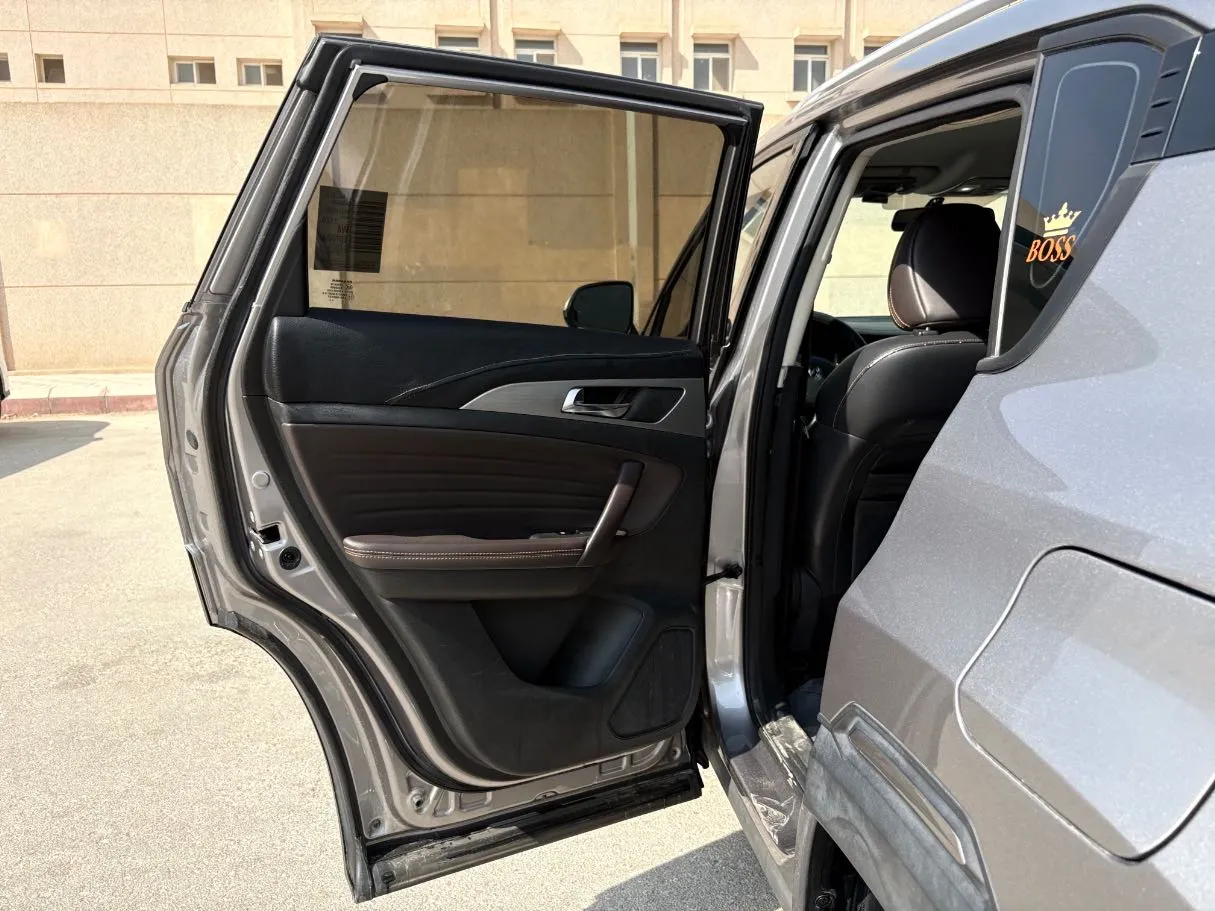 Car image 14