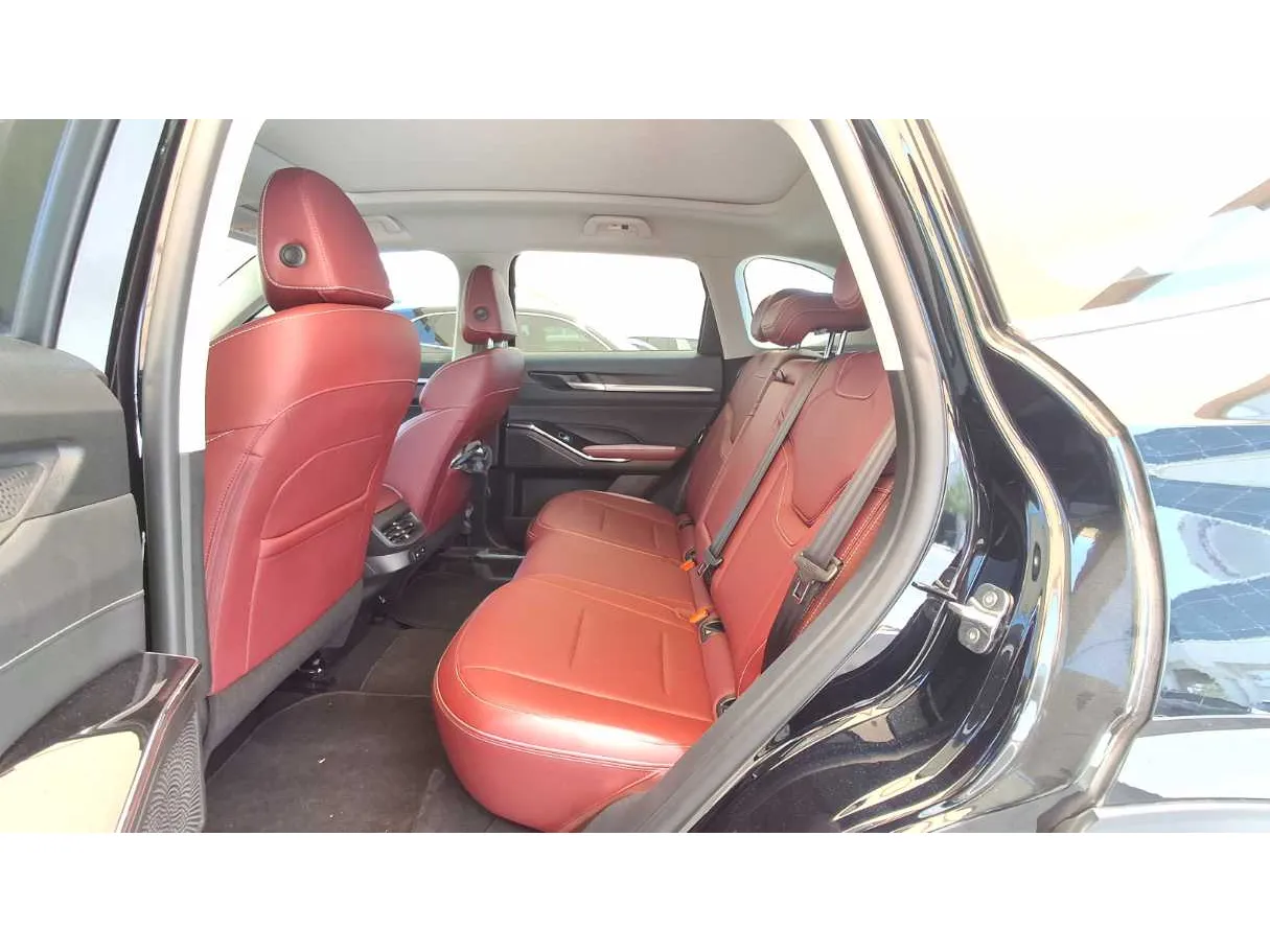 Car image 13