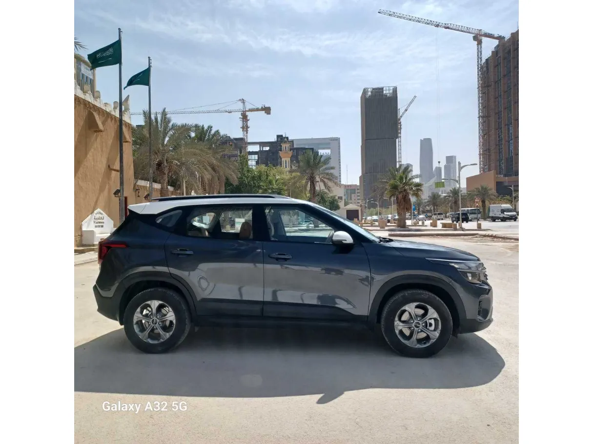 Car image 4