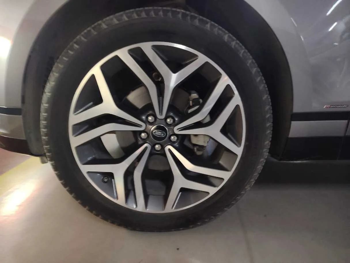 Car image 10