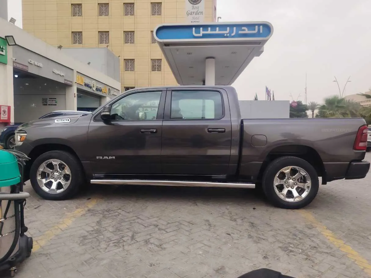 Car image 8