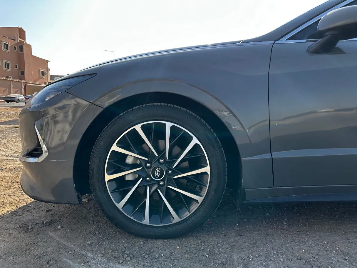 Car image 9