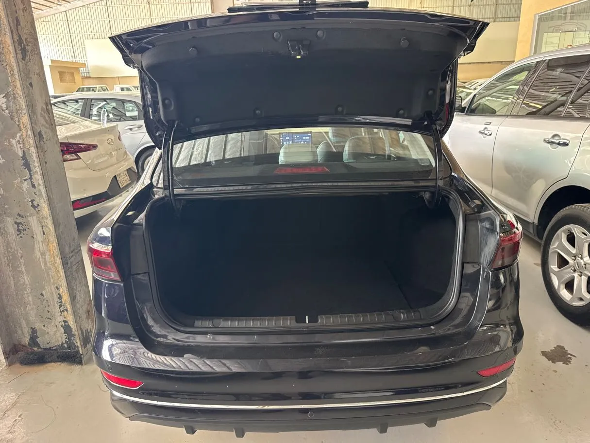 Car image 16