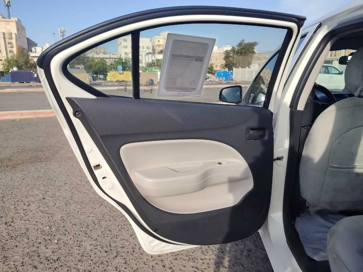 Car image 14