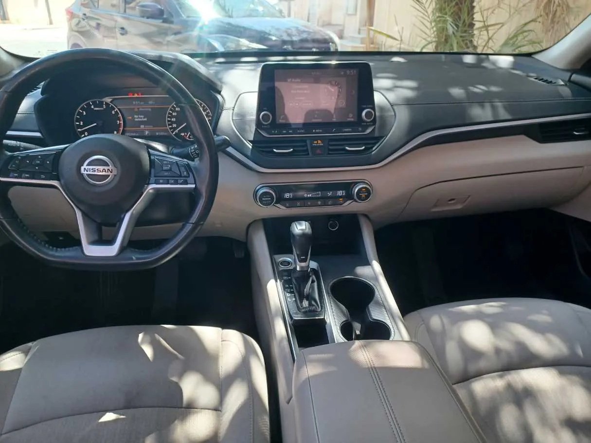Car image 16