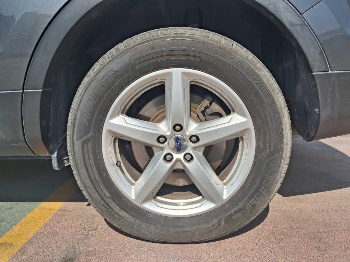 Car image 9