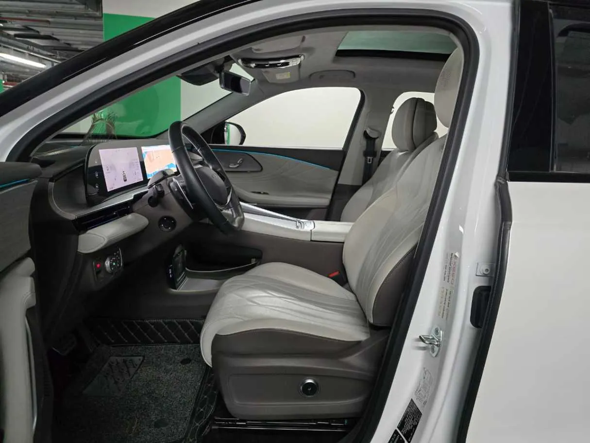 Car image 12