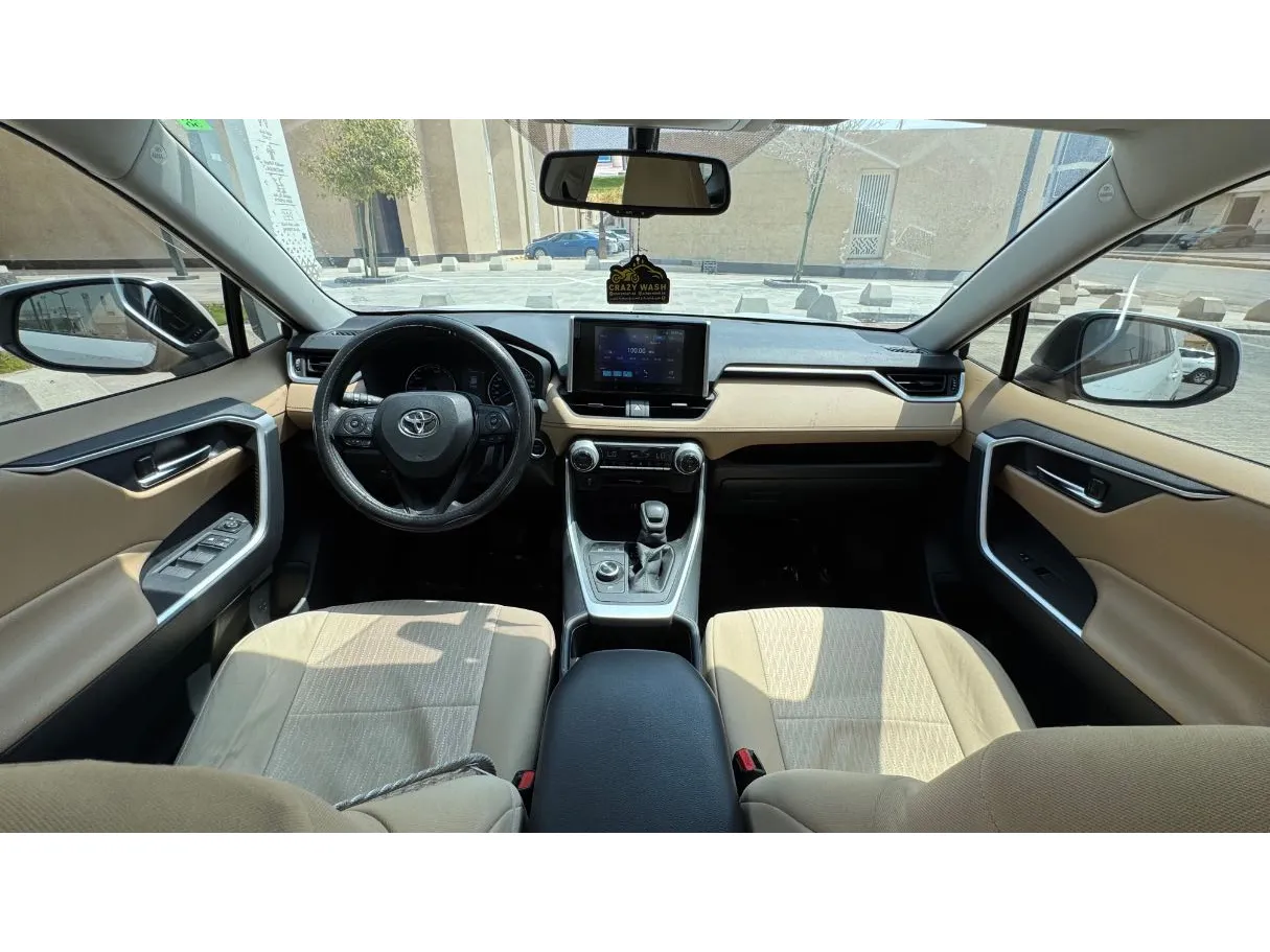 Car image 15