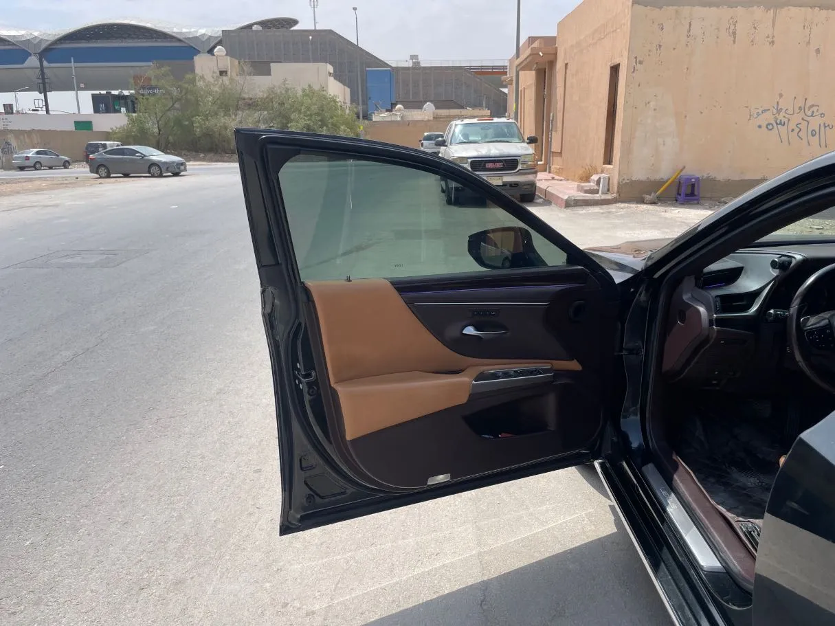 Car image 10