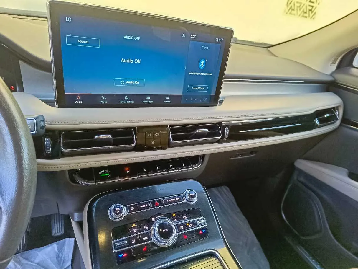 Car image 24