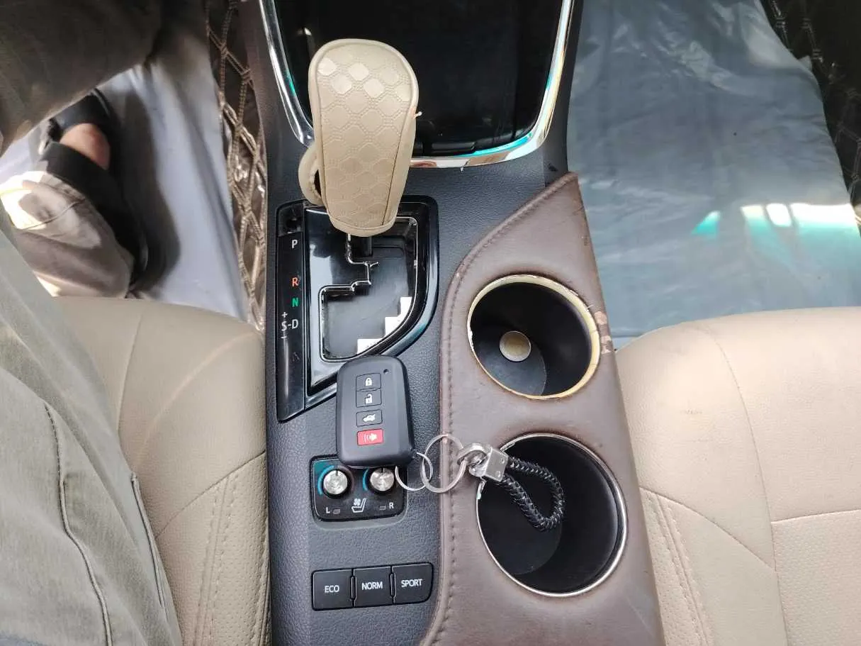 Car image 25