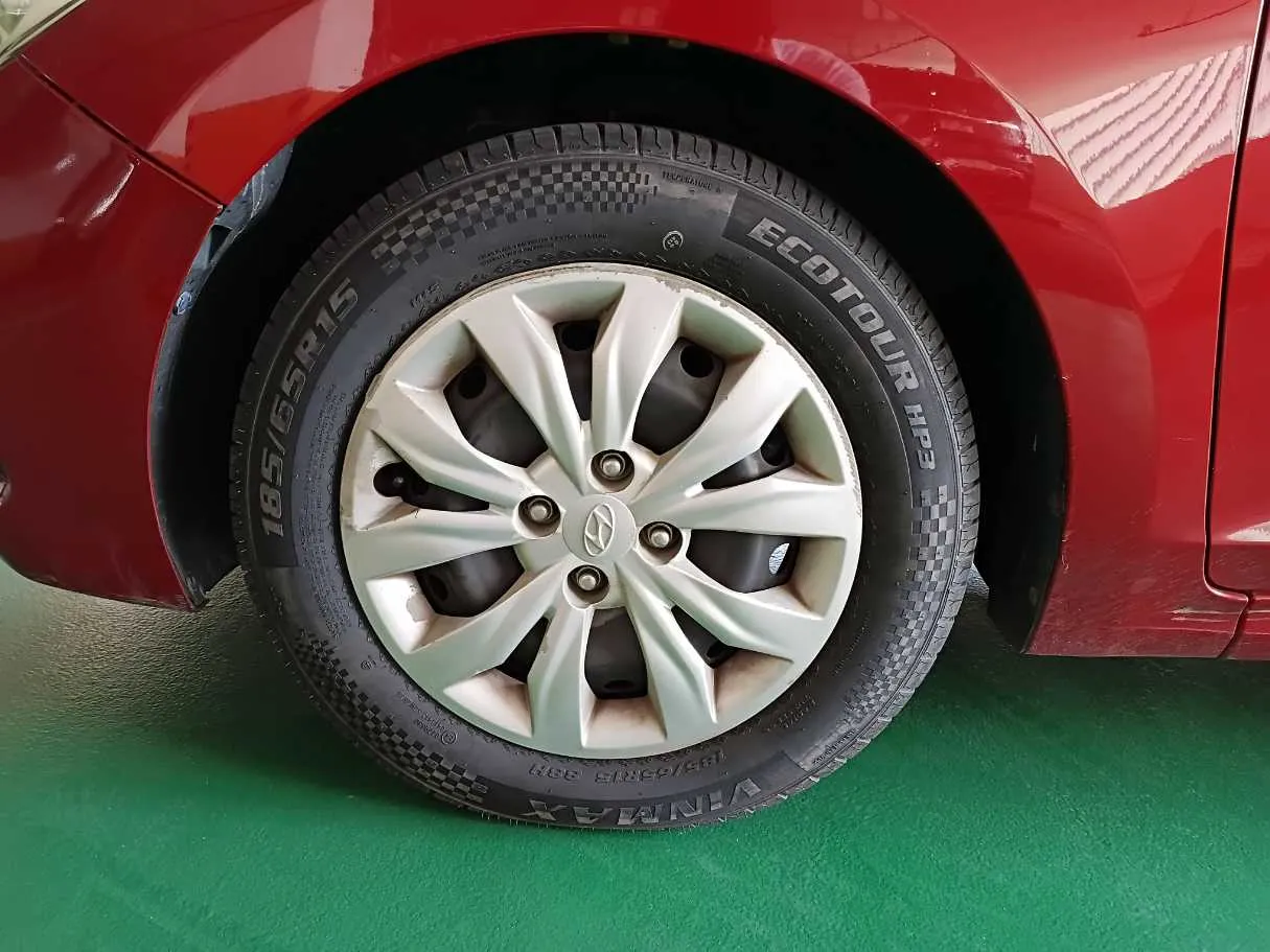 Car image 9