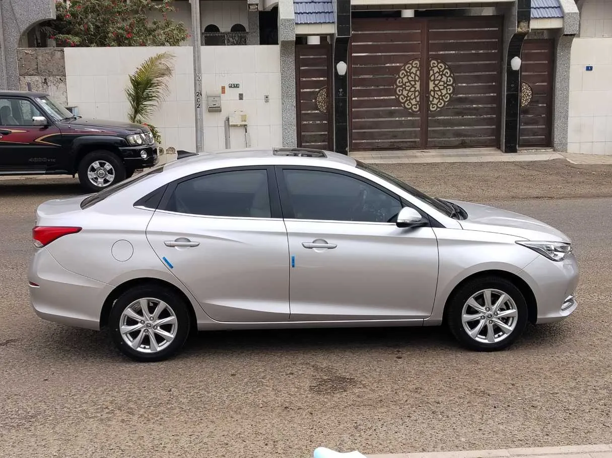 Car image 4
