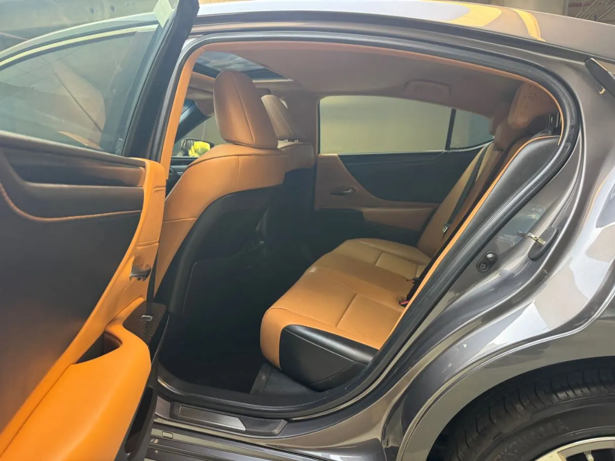 Car image 13