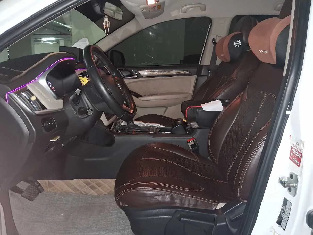 Car image 12