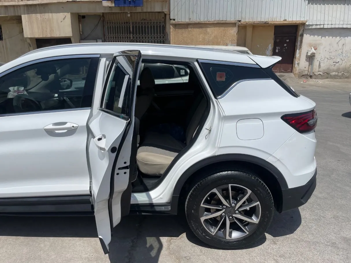 Car image 15