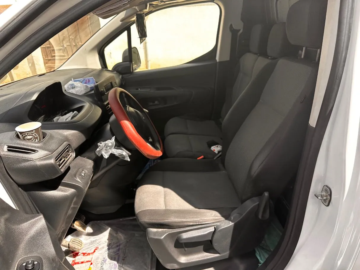 Car image 11