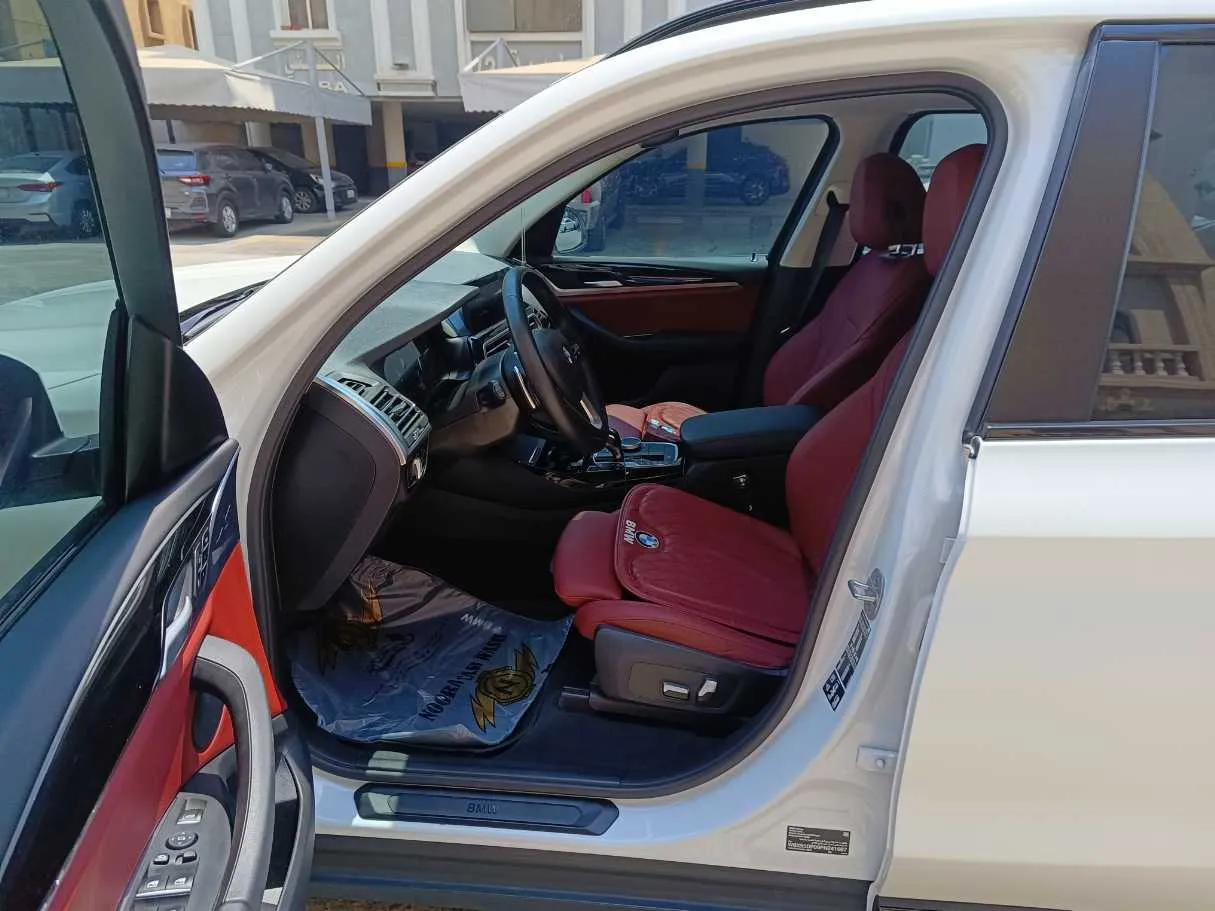Car image 13