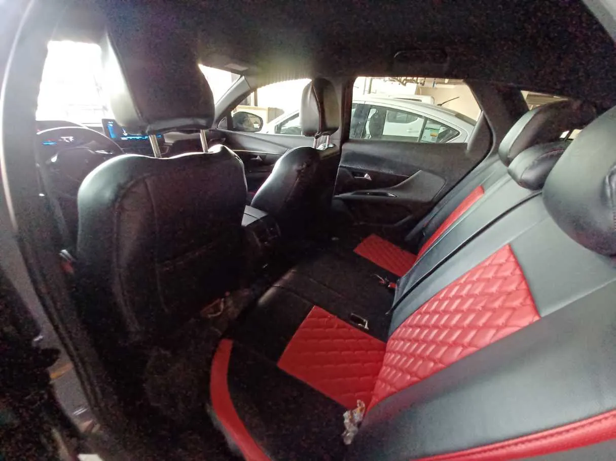 Car image 12