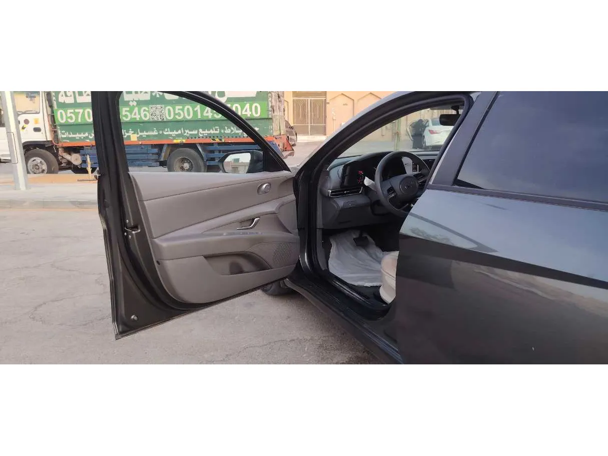 Car image 11