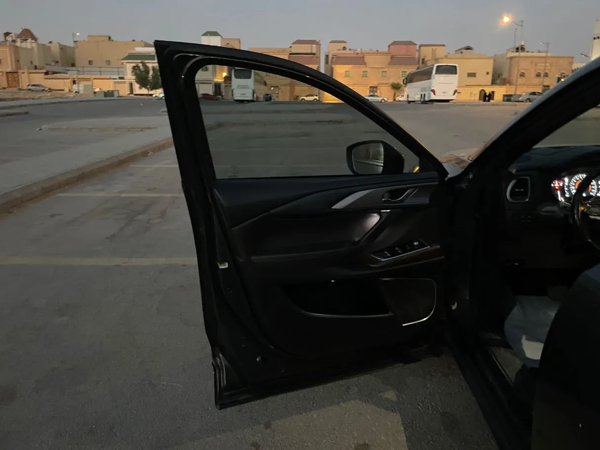Car image 10