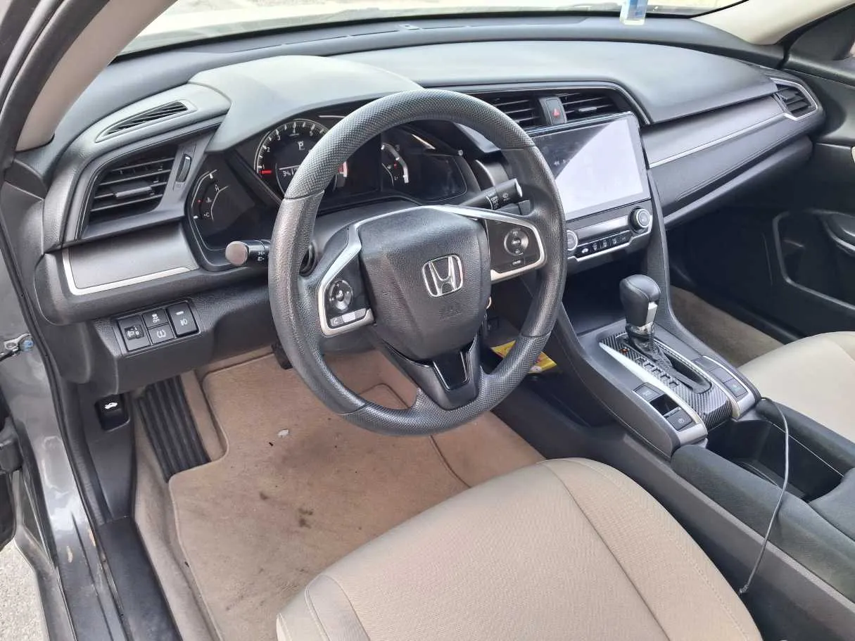 Car image 11