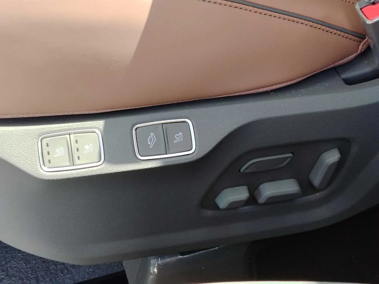 Car image 26