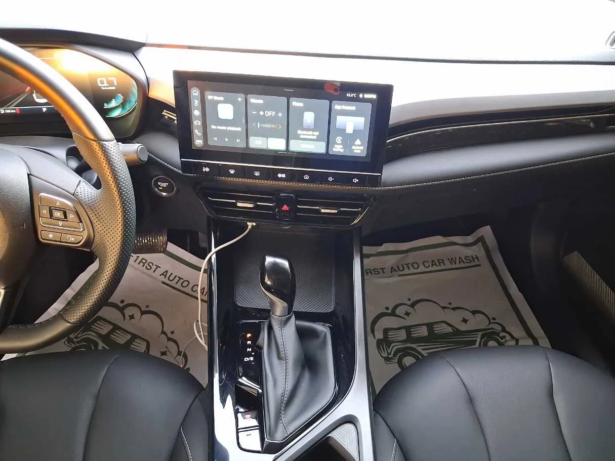 Car image 16