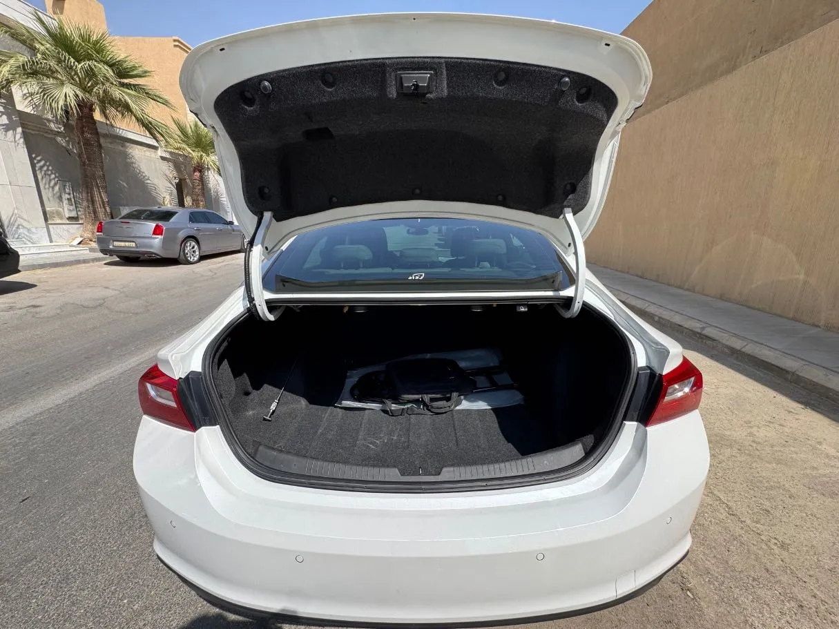 Car image 19