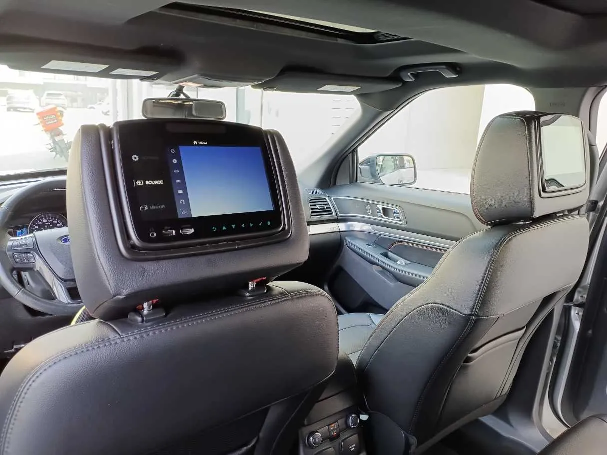 Car image 26