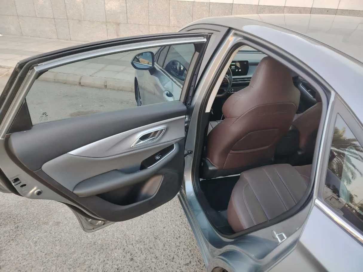 Car image 16
