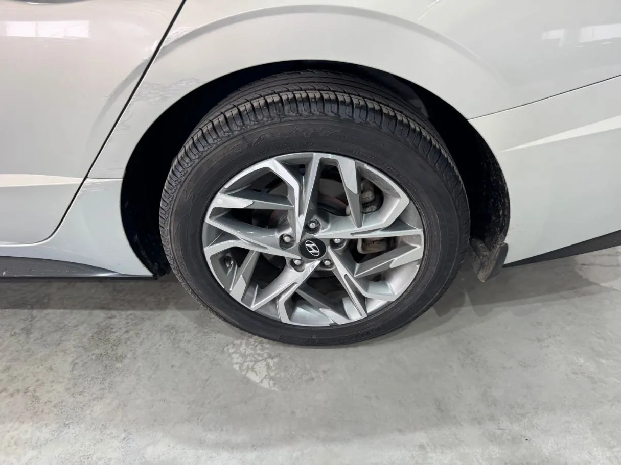Car image 9