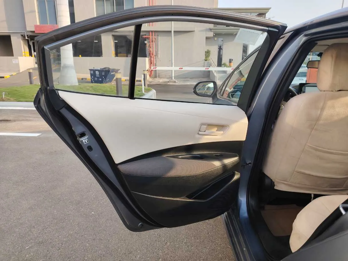 Car image 14