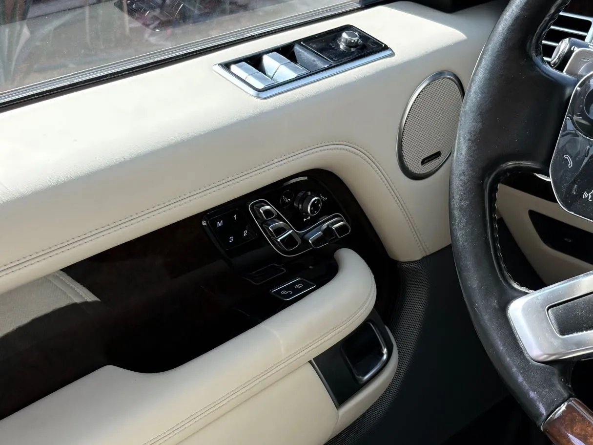 Car image 30