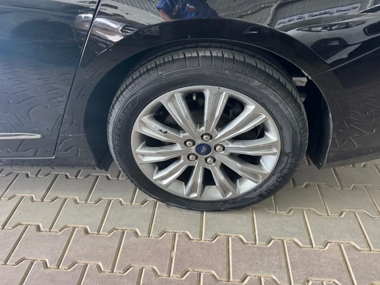 Car image 9