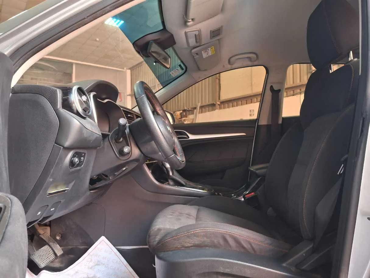 Car image 12