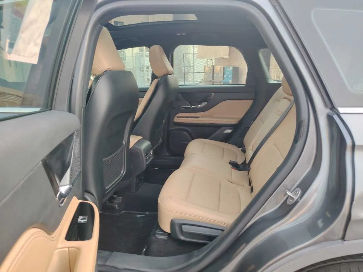 Car image 16