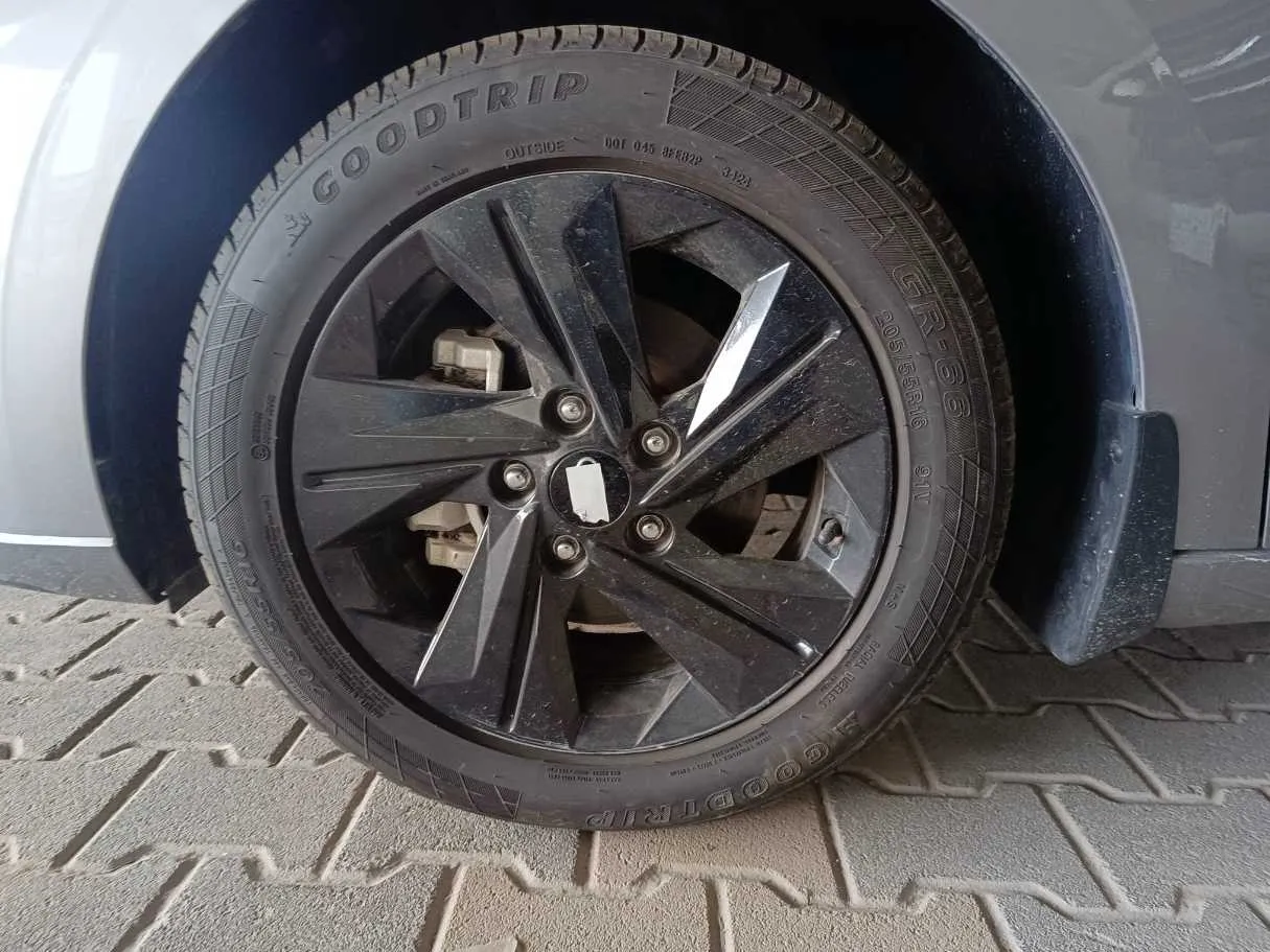 Car image 9