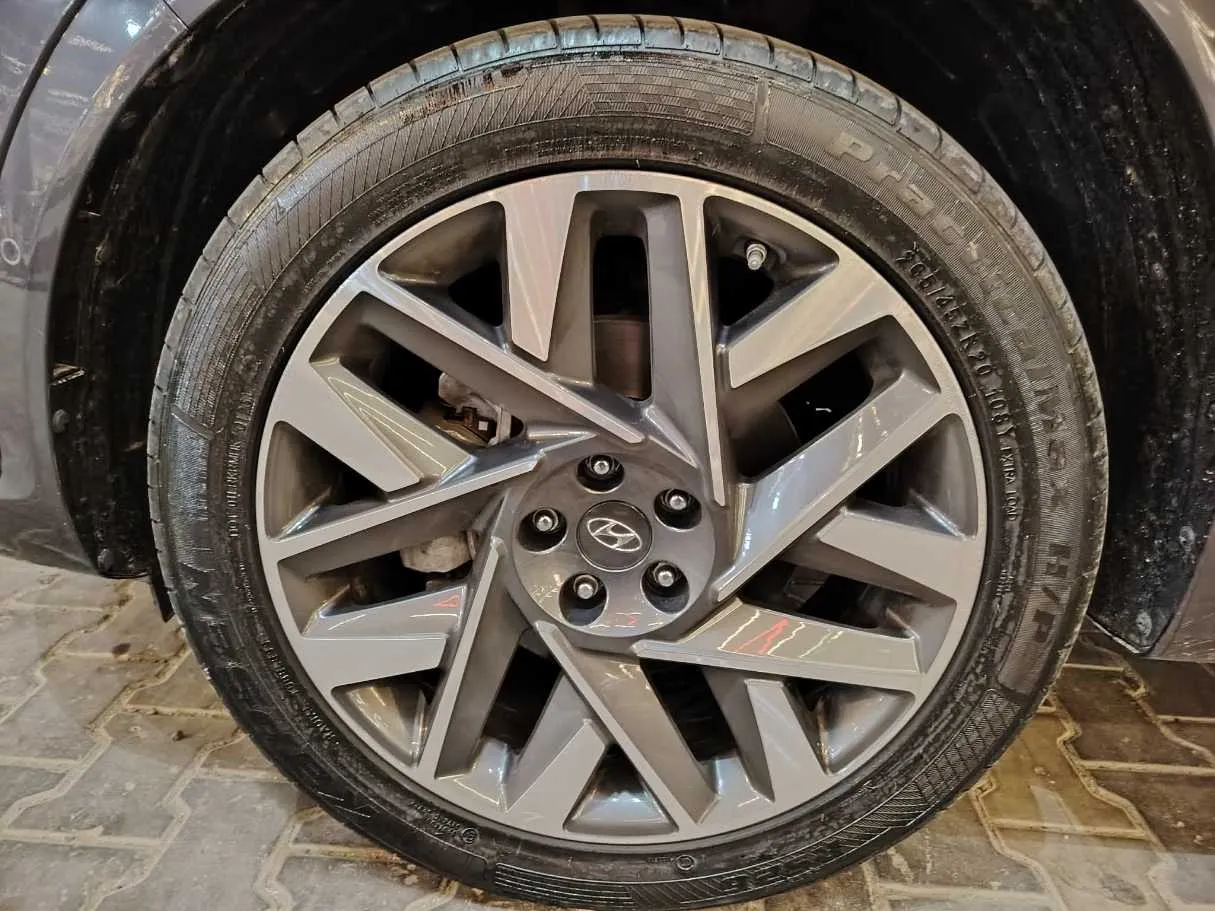 Car image 10