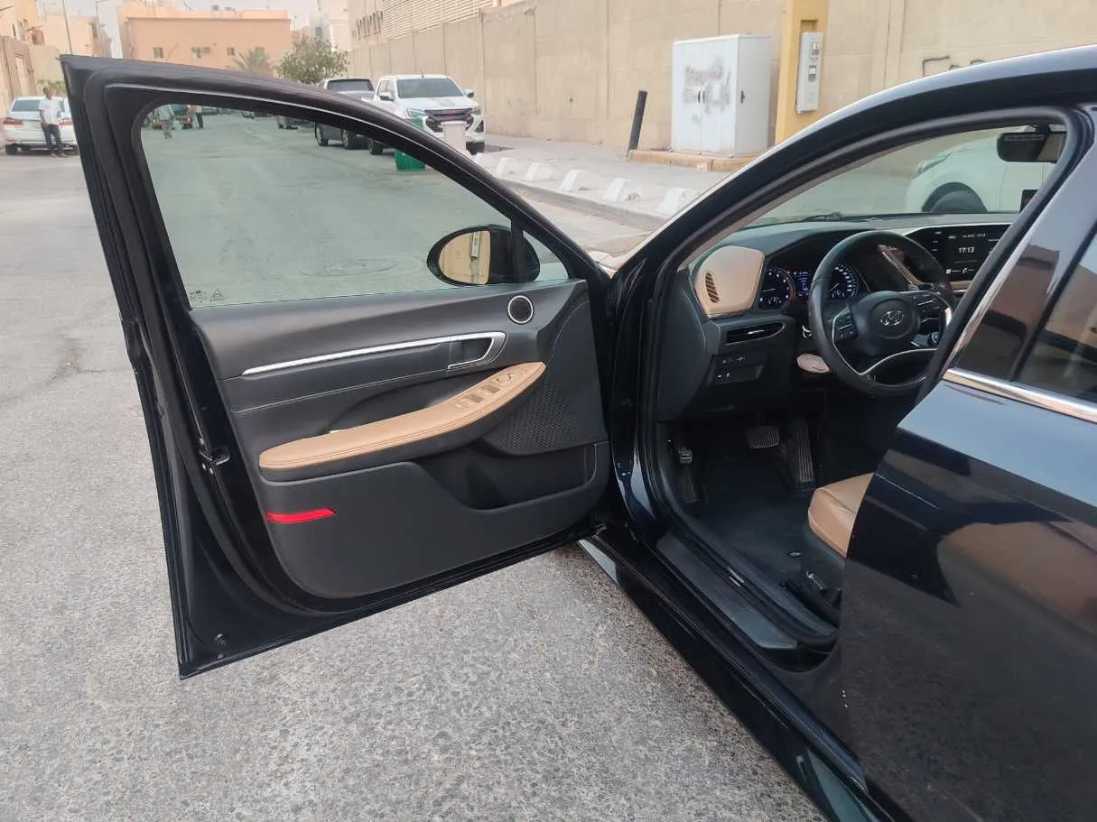 Car image 11
