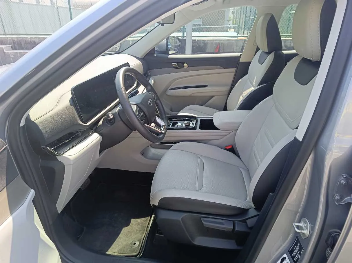 Car image 16