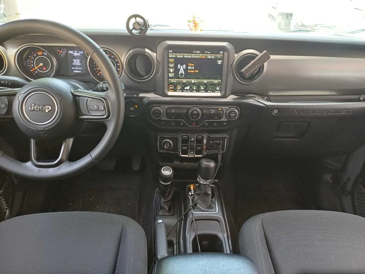 Car image 16