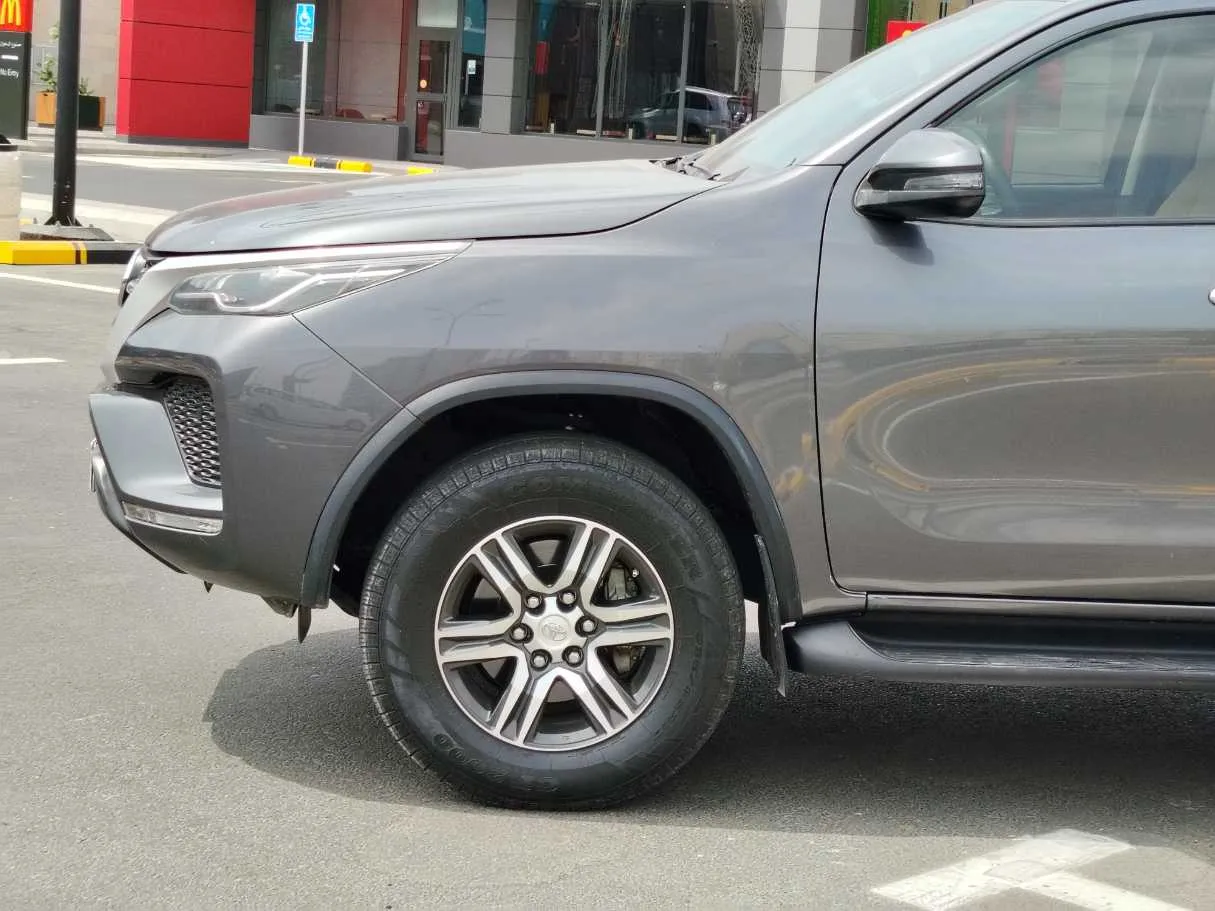 Car image 9