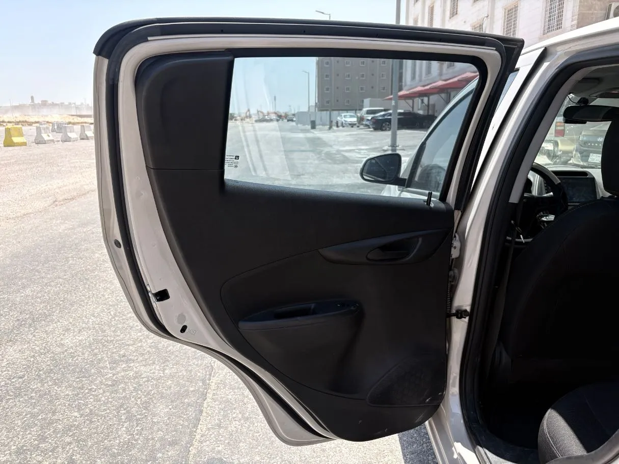 Car image 14